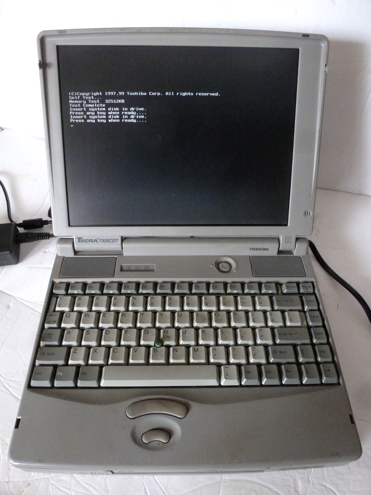 Vintage TOSHIBA TECRA Laptop 730XCDT/2.1 TESTED Windows 98