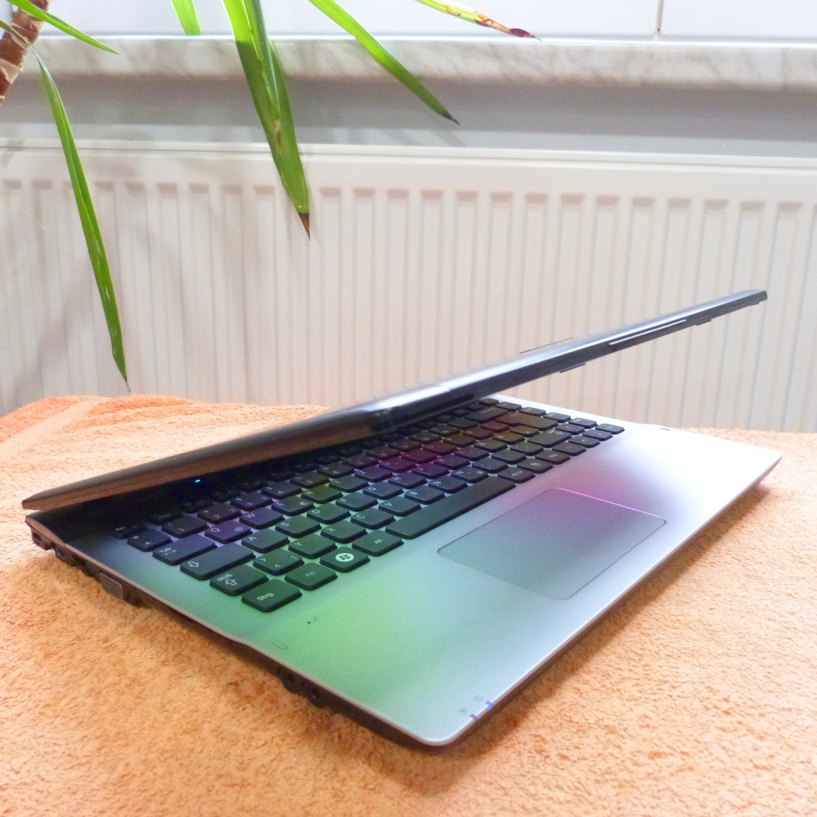 Samsung QX412 14″ METAL Netbook l Windows 11 l SSD NEW l 10GB RAM TURBO i5