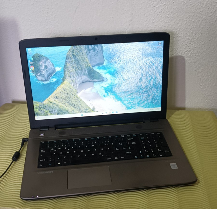 medion akoya e7415 17.3″ 1600×900 i3-5005U 256GB SSD 8gb windows 11
