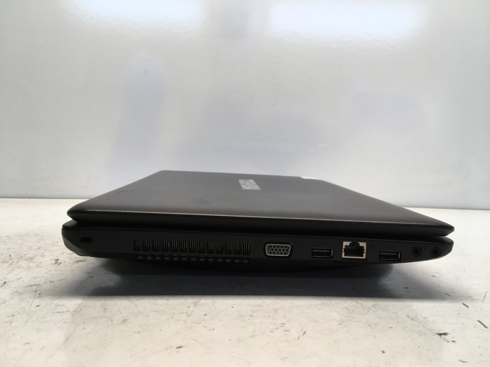 Toshiba Satellite C655D-S5200 AMD C-50 1GHz 4 GB NO HDD/Batt Hinge DMG