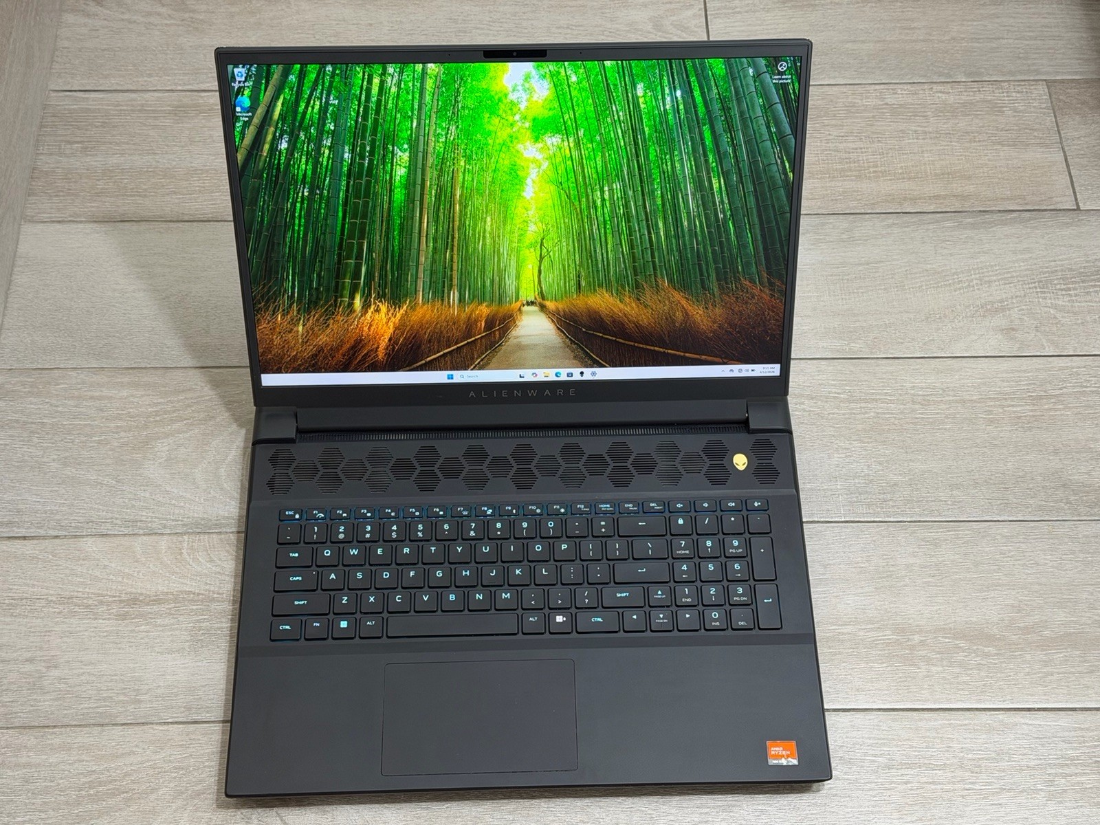 Alienware m18 R1 18″ AMD Ryzen 9 7845HX GeForce RTX 4070 16GB RAM 512GB NVMe SSD