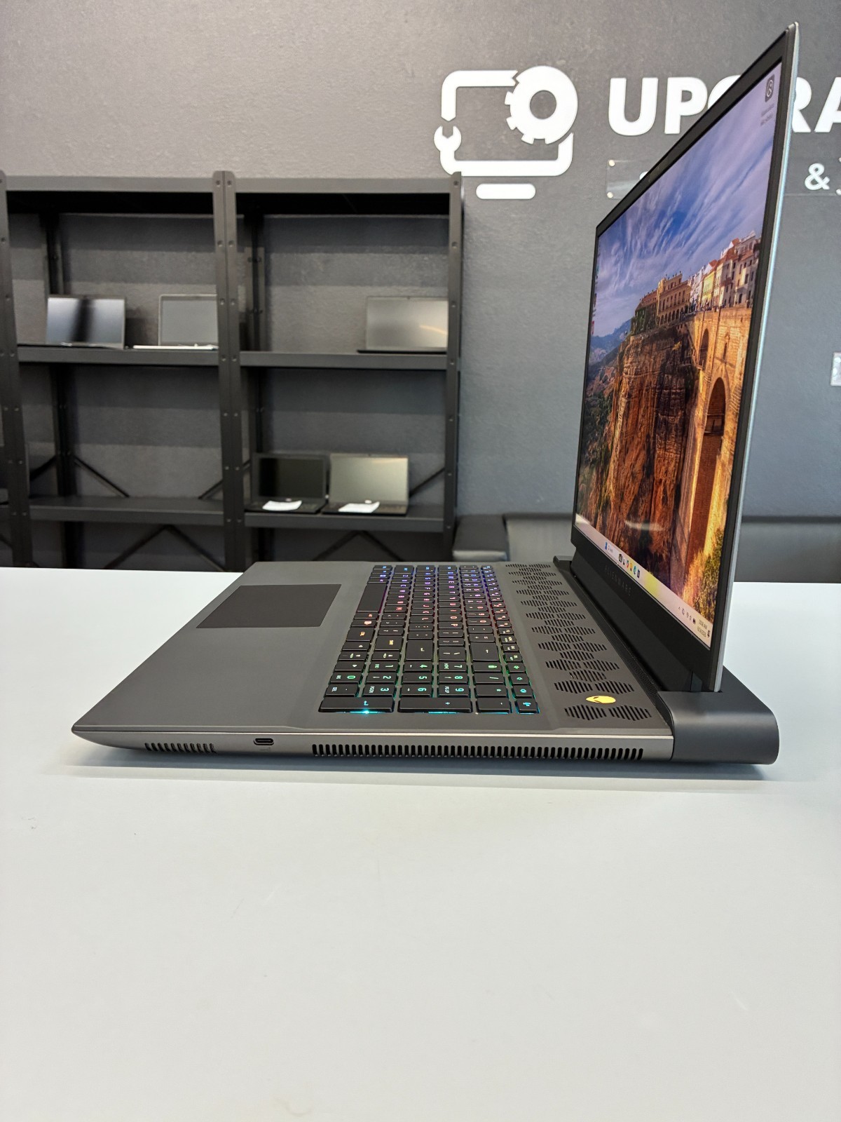 Dell Alienware M18 R2: 18″ / i9-14900HX / RAM 32Gb / RTX 4070 / SSD 2tb / Win 11