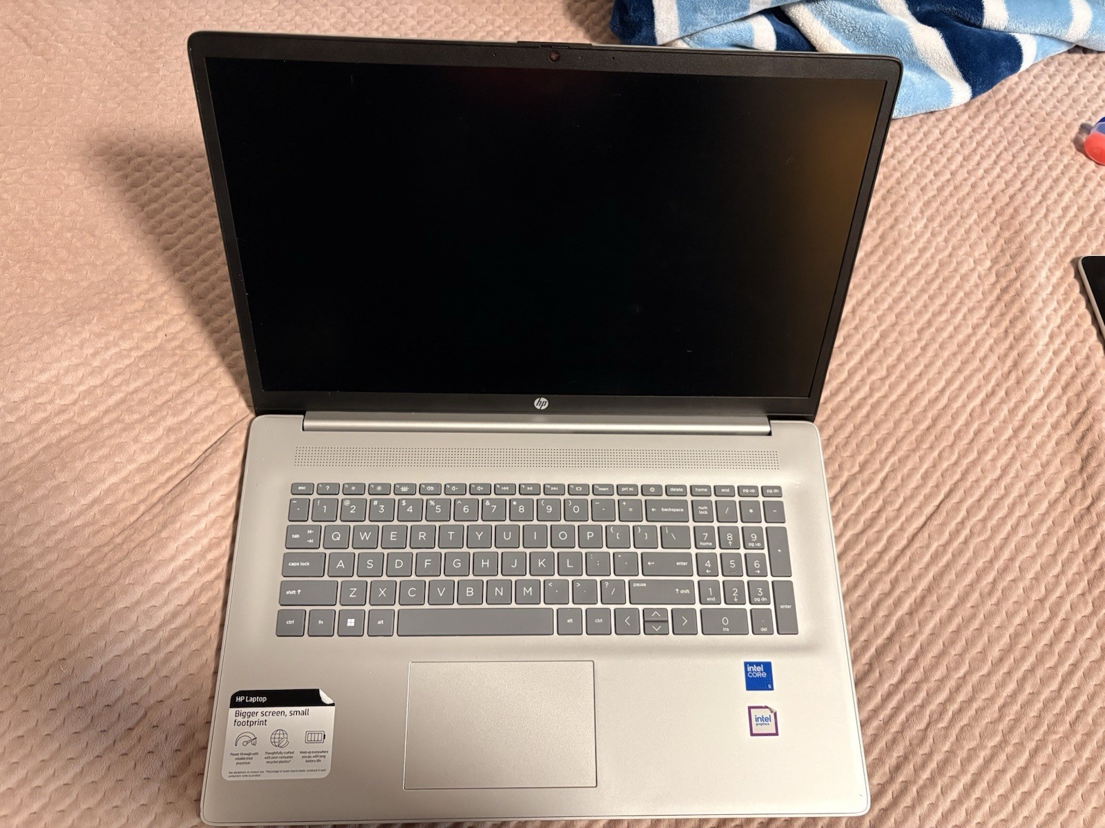 HP Laptop 17-cn4033cl 17.3″ i5 16GB RAM 512GB SSD Win11 Silver Iris Xe