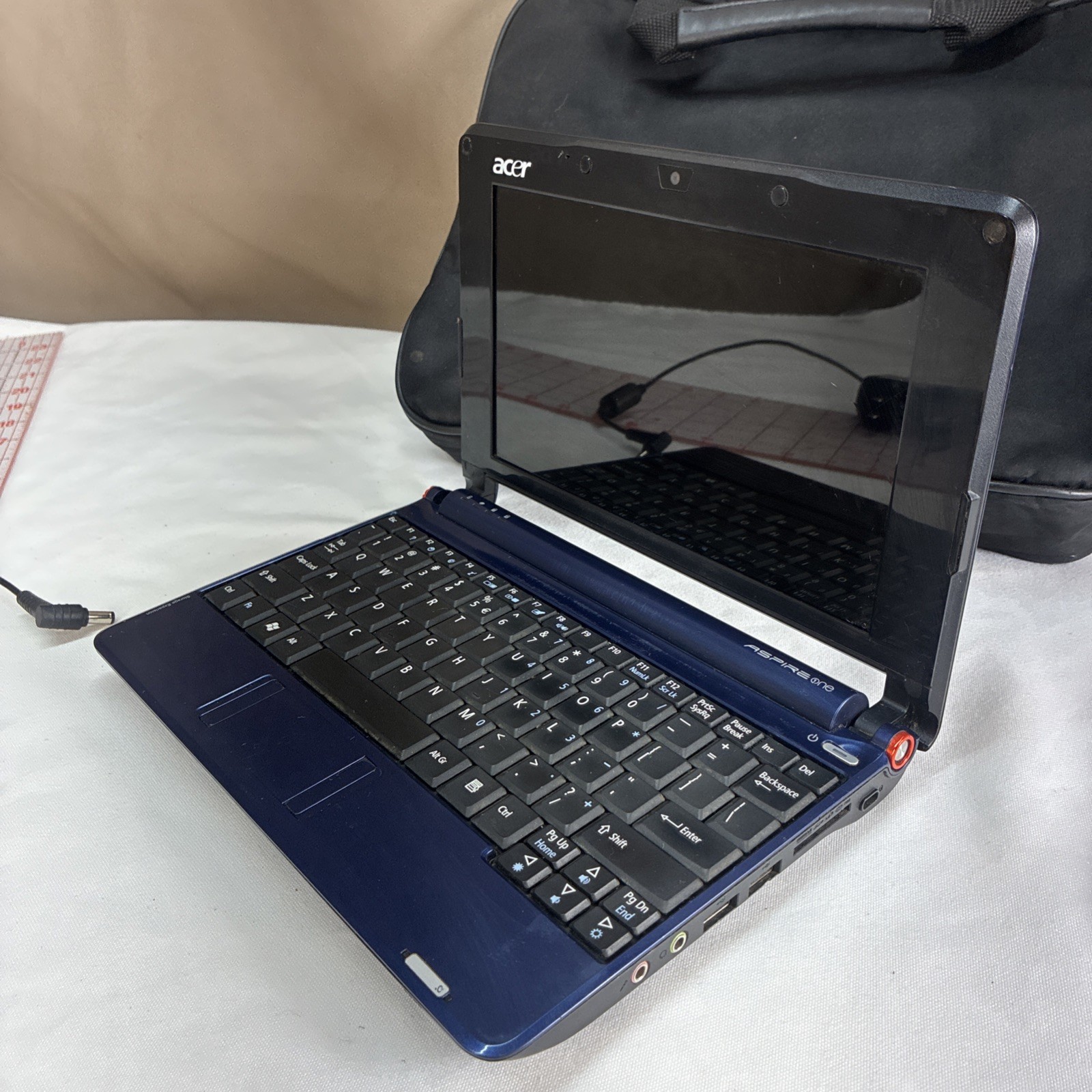 Acer One Mini Laptop Computer Windows Xp W/Mouse, Power Cord, & Carry Bag