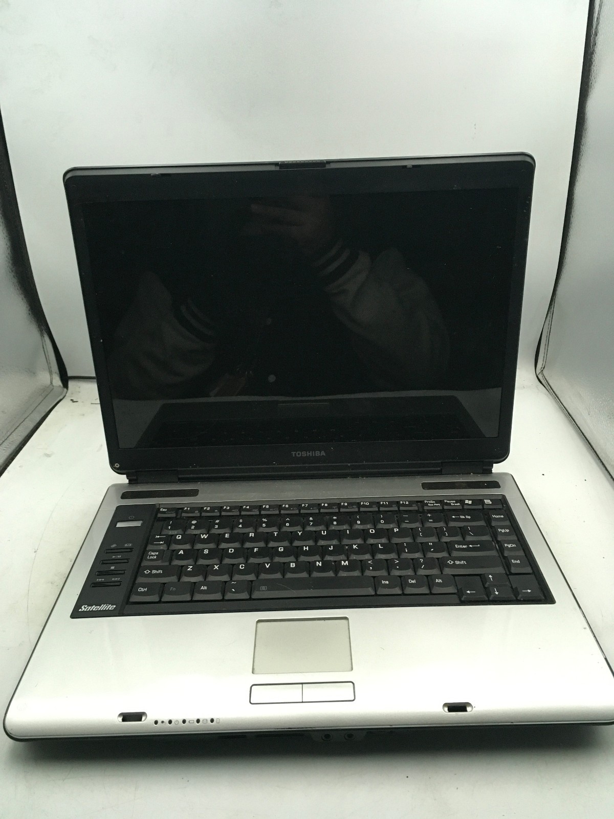TOSHIBA SATELLITE A105 S4384 -FOR PARTS/REPAIR- Intel 2 Duo T5500 – 1GB RAM – BB