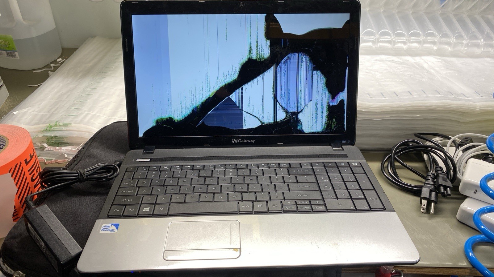 Gateway ME56R47U 15.6″ HD Laptop Intel 8GB Win-10 WebCam DVD Cracked Display See