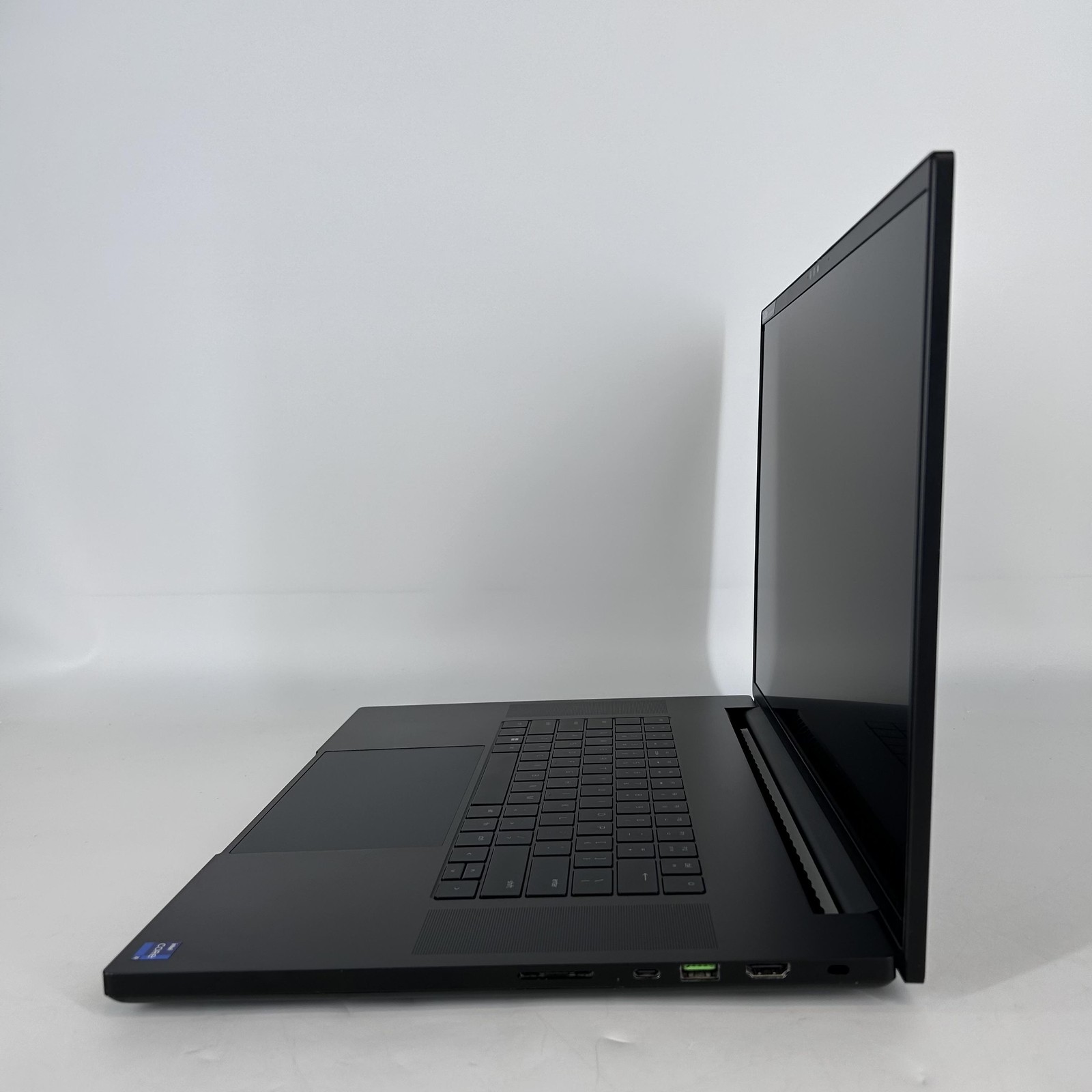 Razer Blade 18 240Hz QHD+ 2.2 GHz i9-13950HX 32GB 1TB SSD NVIDIA RTX 4060 Good