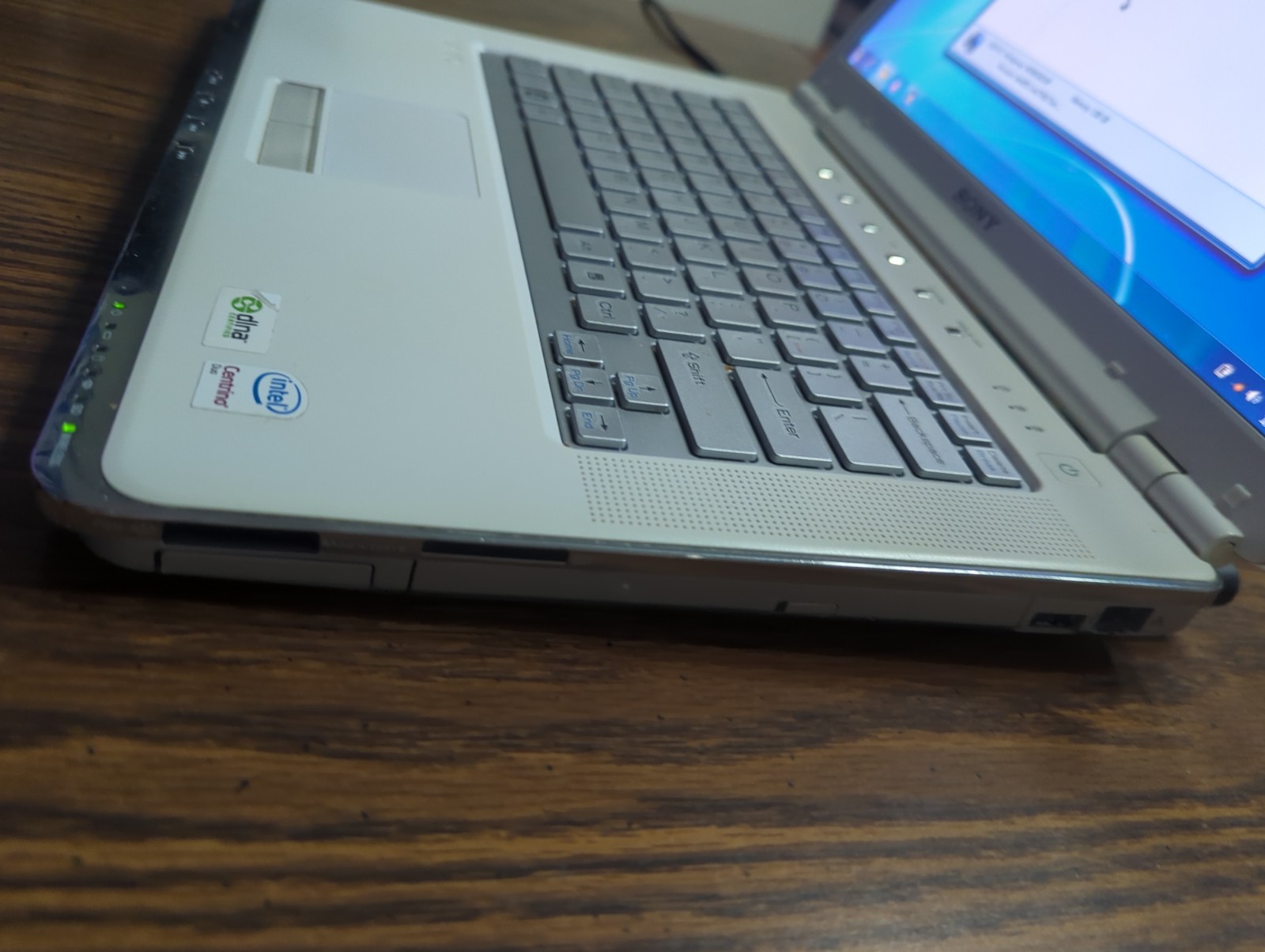 Sony Vgn-cr220e Laptop (win 7, 2gb Ram, 32gb SSD, Dvd-rw, Wi-Fi, Webcam)