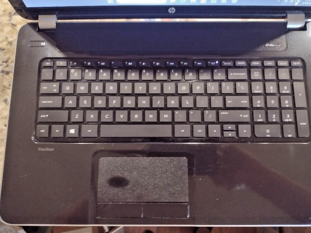 HP Pavilion 17 AMD A8-5550M 2100MHz 6Gb RAM 320GB HDD WIN 11 & AC Works/Looks OK