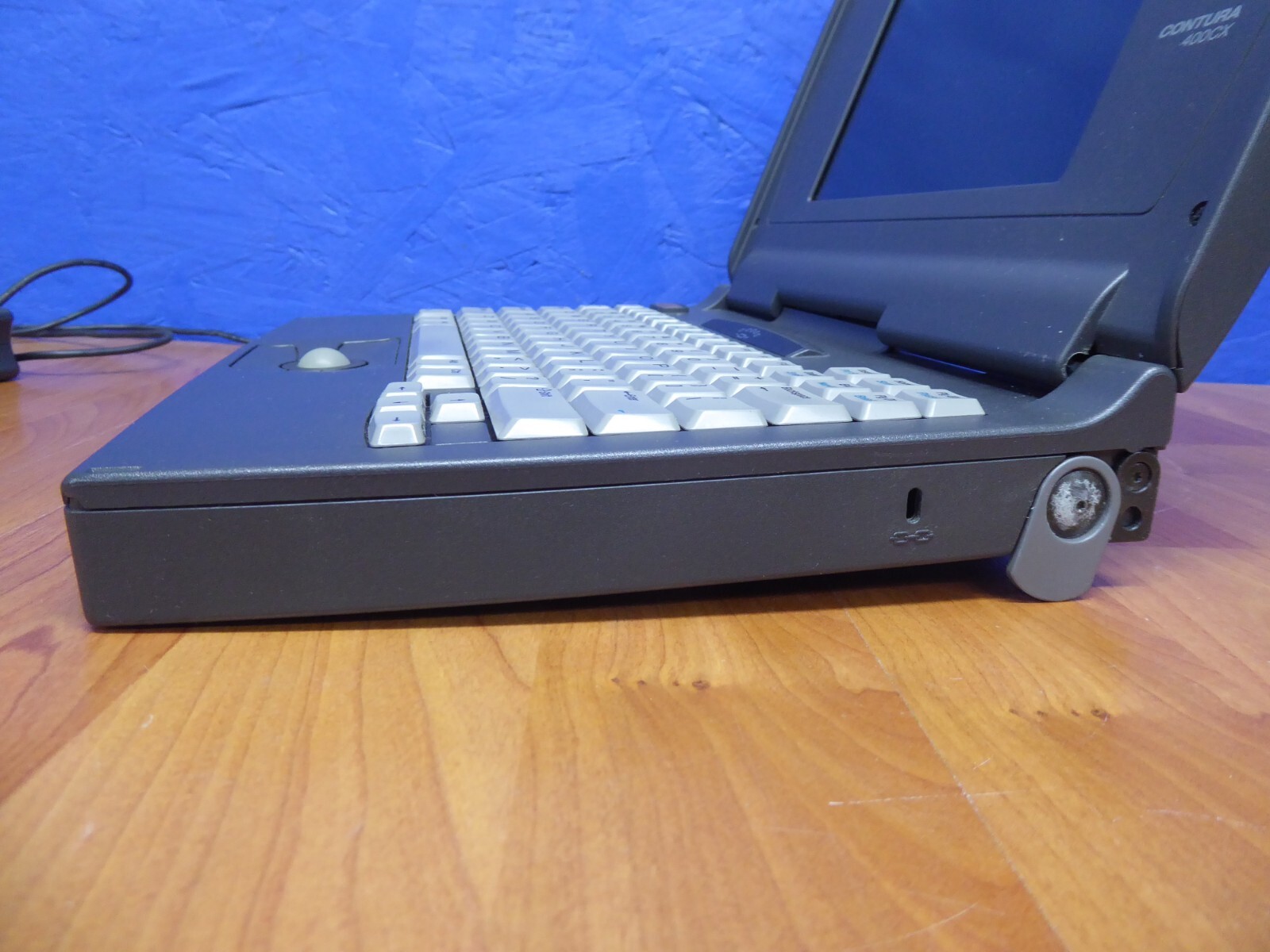 COMPAQ CONTURA 400CX 8.5″ VINTAGE PC LAPTOP w/ P/A SOLD AS-IS TO POWER ON