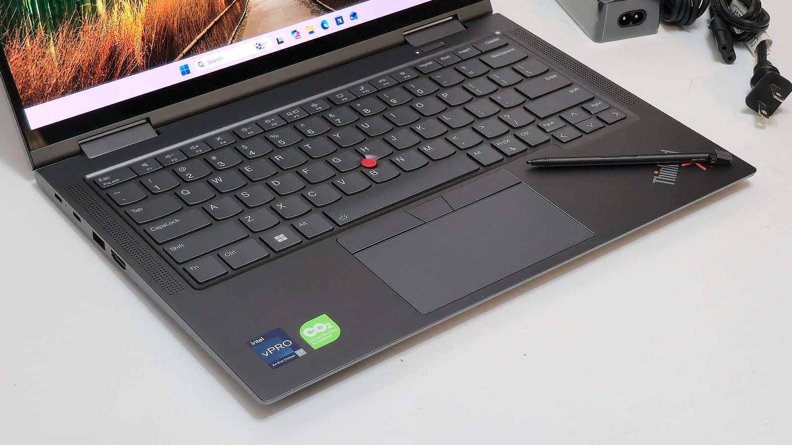 Lenovo ThinkPad X1 Yoga Gen 8 (i7-1365U CPU, 32 GB RAM 1 TB SSD) 14″ UHD Touch