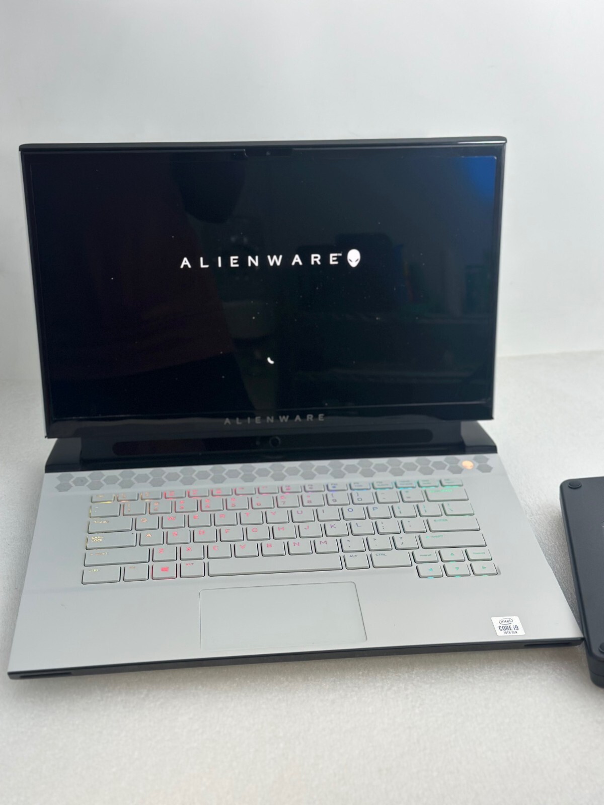 Alienware M15 R3 Intel Core 10th Gen. i9-10980HK GeForce RTX2080 8GB DDR6 – READ