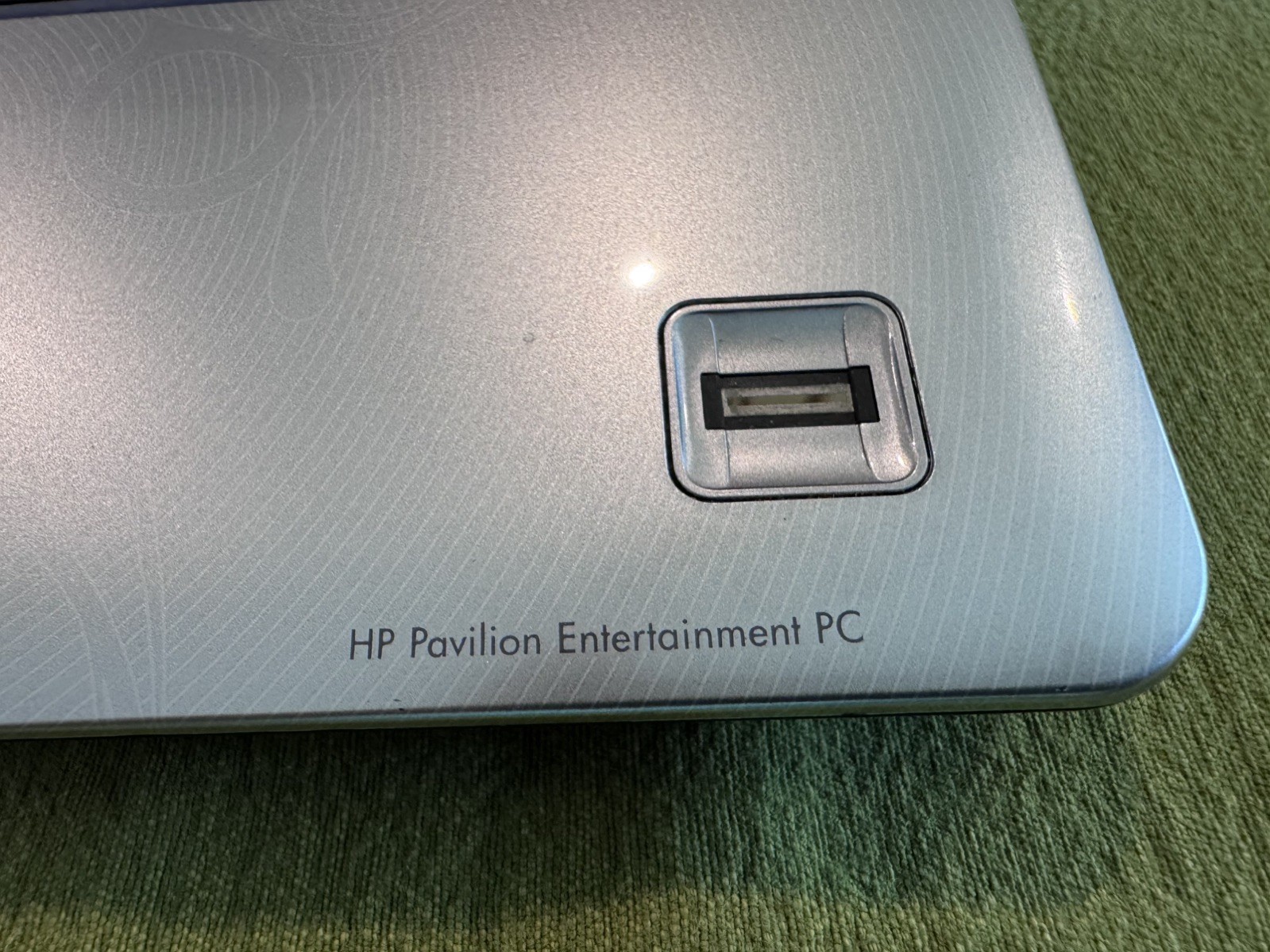 HP Pavilion dv2000 Genuine Intel core 2 Duo 2.00GHz 2GB RAM 140GB HDD Win7 DVDRW