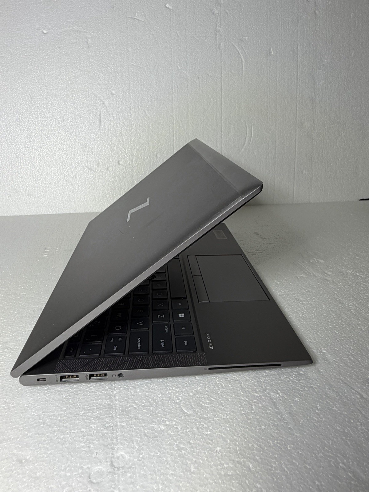 HP ZBook Firefly 14 G8 14″ Core i5-1135G7 256GB 16GB Win 11 Pro W/ AC adapter