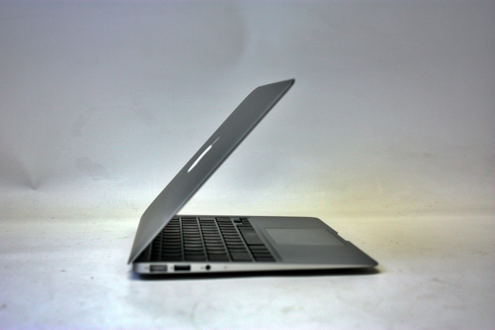 Macbook Air 11″ A1465 I5-5250U 4GB RAM