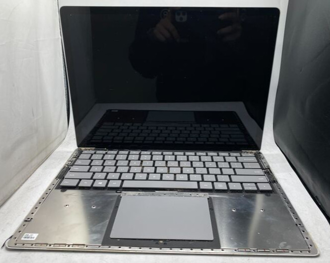 FOR PARTS Microsoft Surface Laptop 2 13.5″ i5-7300u 2.60GHz 8GB RAM 256GB SSD