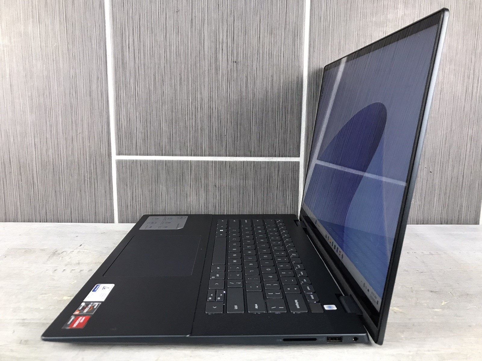 Dell Inspiron 16″ 2-in-1 (P128F) Laptop AMD Ryzen 5 7530U 16GB RAM 512GB SSD