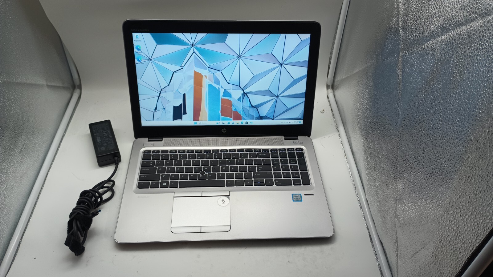 EliteBook 850 G4(122610-45)w/charger.i5-7200U.8GB.256GB SDD.15.6″FHD.W11