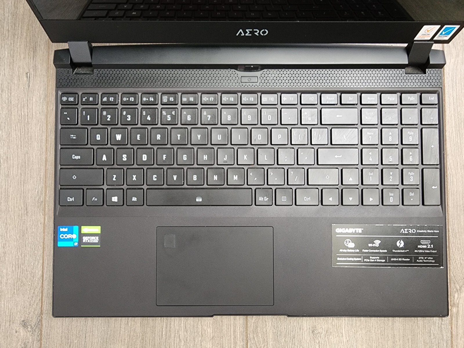 GIGABYTE AERO 15 15.6″ (1TB SSD, Intel Core i7-11800H, 2.3GHz, 16GB RAM, NVIDIA