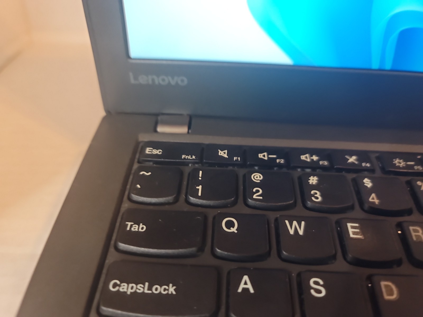 Lenovo ThinkPad X260 Intel Core i5-6300U 8GB RAM, 320GB HDD Windows11 double bat