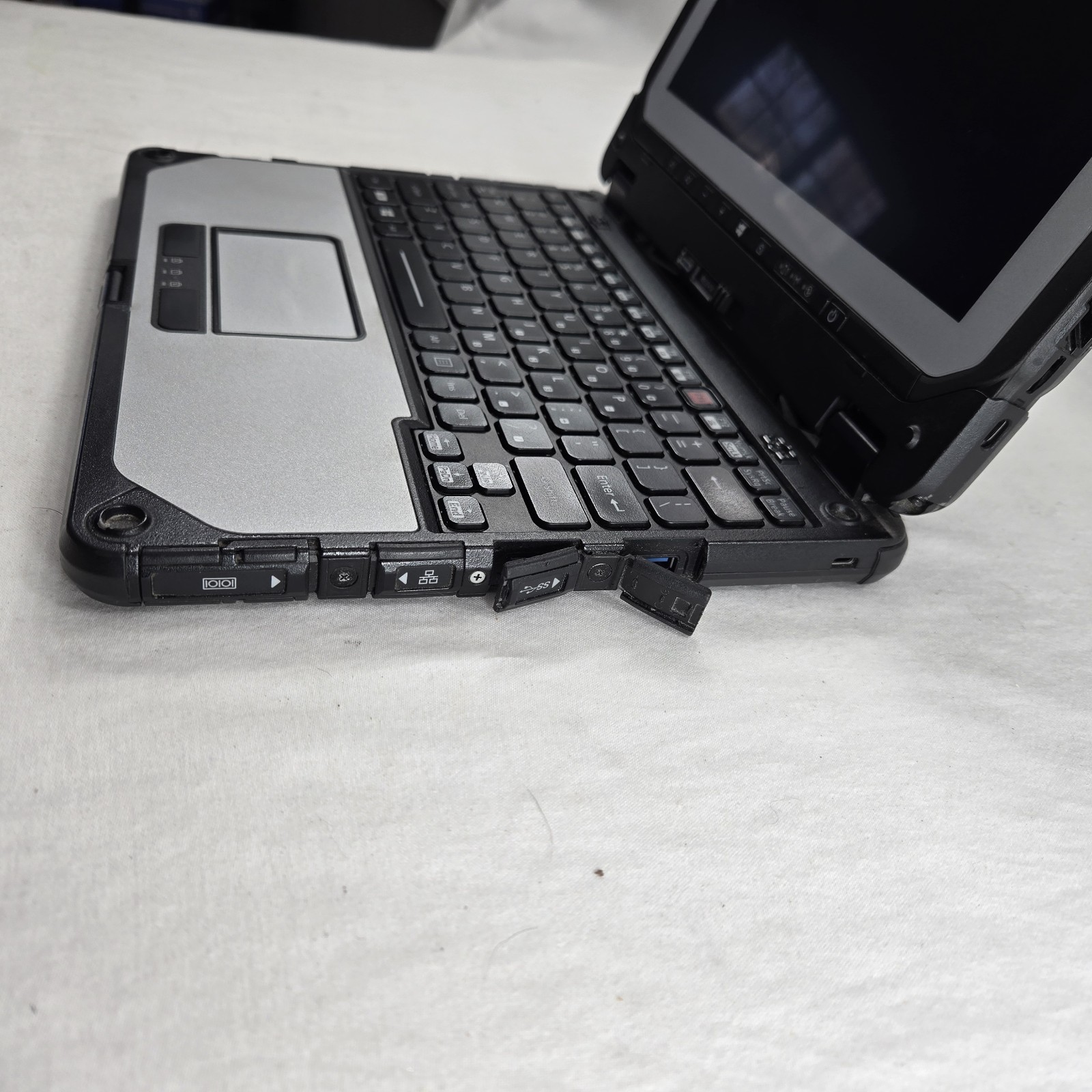 Panasonic Toughbook CF-20 10.1″ i5-7Y57 1.20GHz 256GB SSD 8GB 4G | Grade C