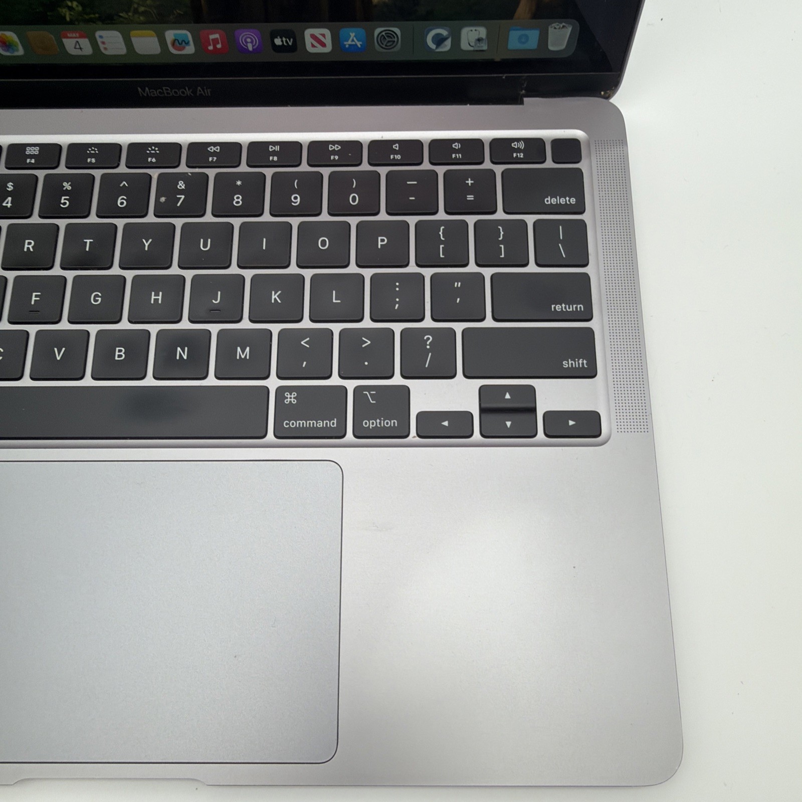 APPLE 2020 MacBook Air 13 A2179 MWTJ2LL/A i3-1000NG4 1.1GHz 8GB RAM 256GB (L64)
