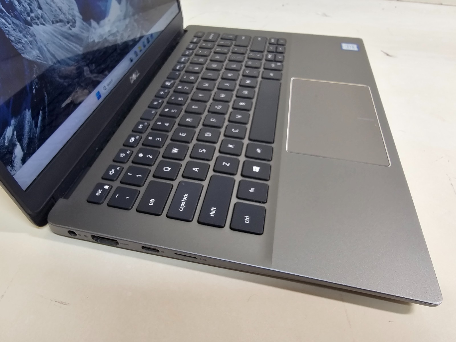 Dell Latitude 3301 Laptop – 1.8 GHz i7-8565U 8GB 256GB SSD Wi-Fi Webcam 13.3″ 2