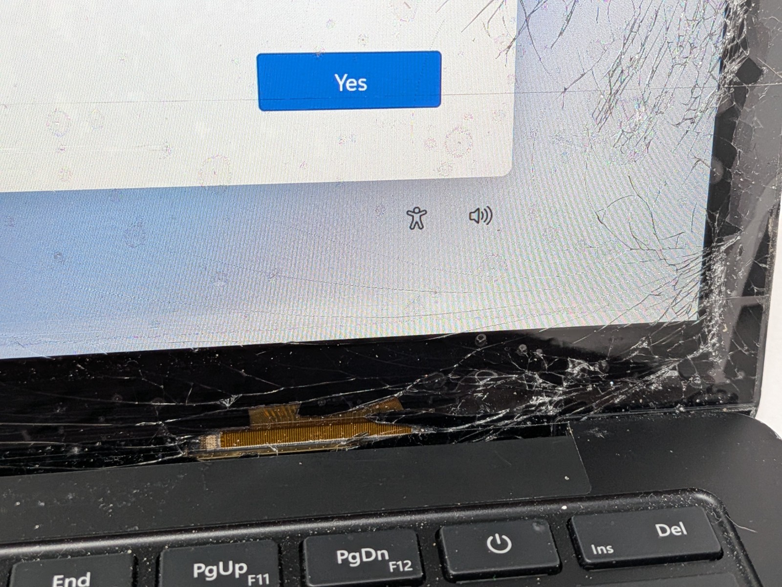 Microsoft Surface Laptop 3 13.5″ i5-1035G7 8GB RAM 256GB SSD Cracked Screen READ