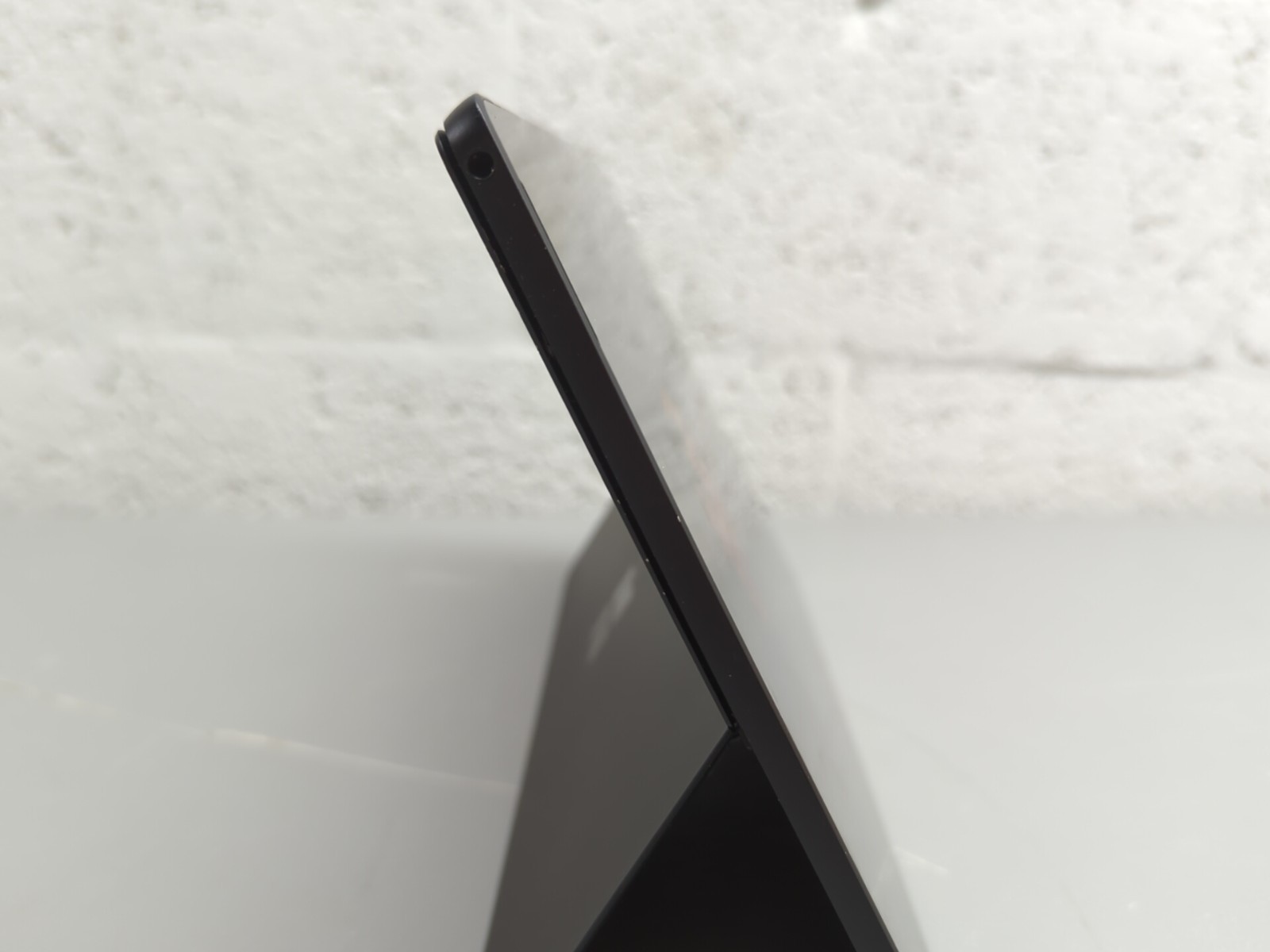 Microsoft Surface Pro 7 i5 8GB RAM 256GB SSD 12.3″ Tablet – White Spots on LCD