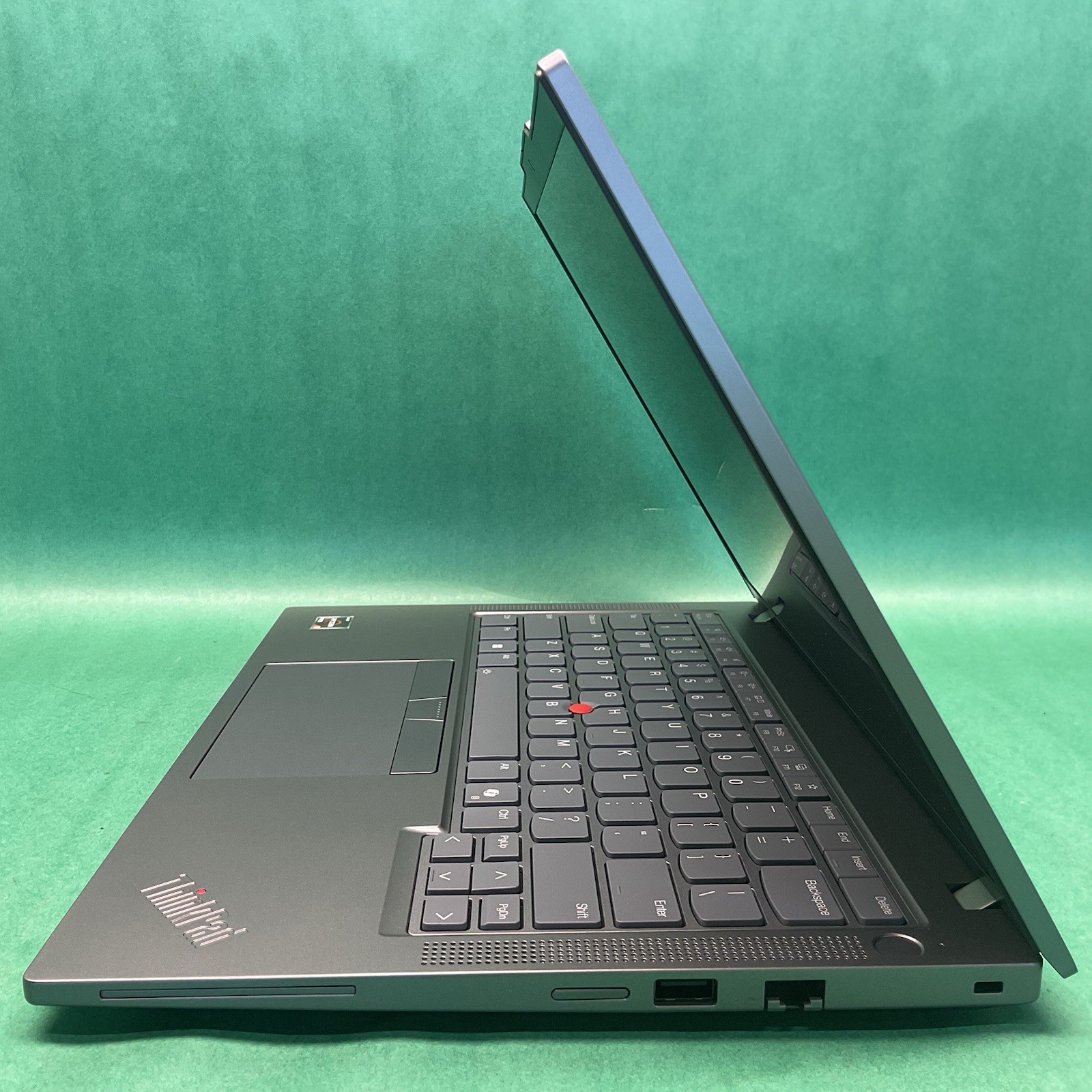 Lenovo ThinkPad T14 Gen 5 14″ – Powers On – NO HARD DRIVE- Untested