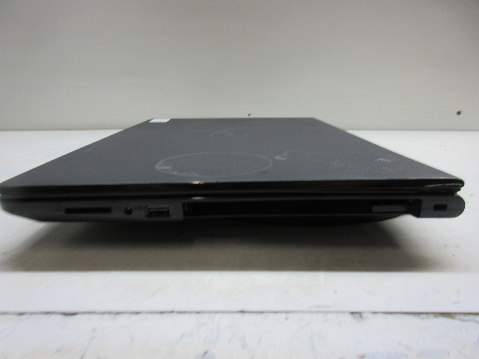 Dell Inspiron 15 3564 AMD A9-9400 2.42GHz 6GB NO HDD
