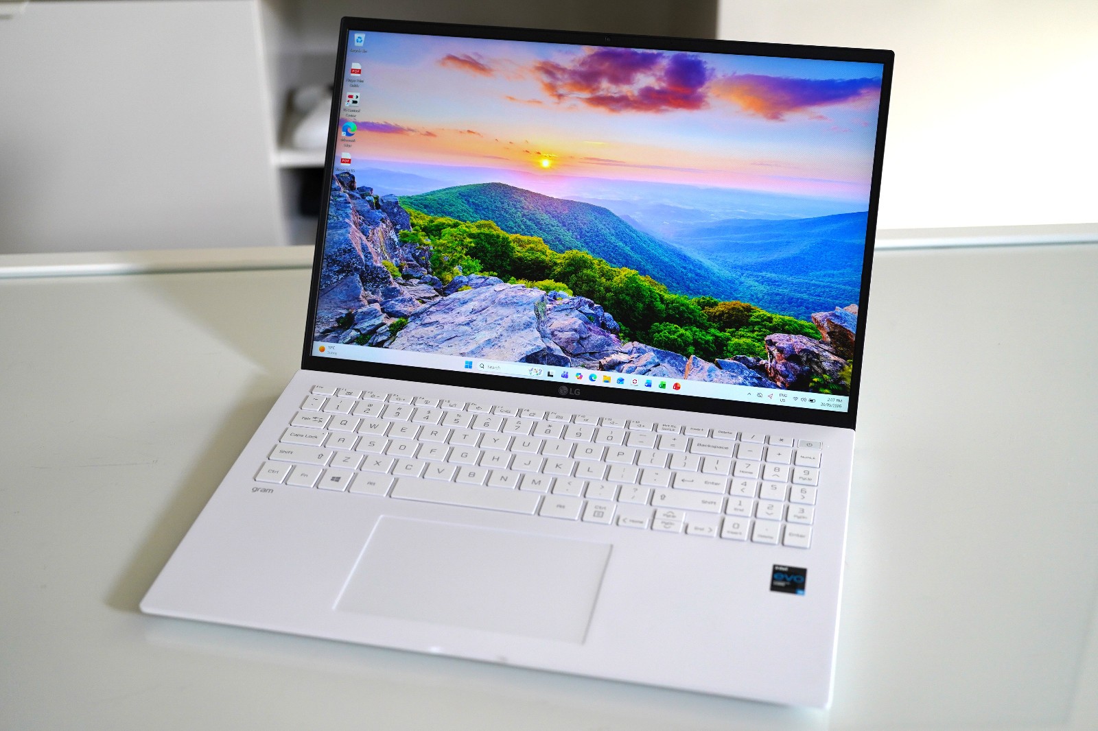 White LG Gram i5-1135G7 16GB DDR4 512GB or 1-2TB SSD 2K 16″ Lightweight Laptop