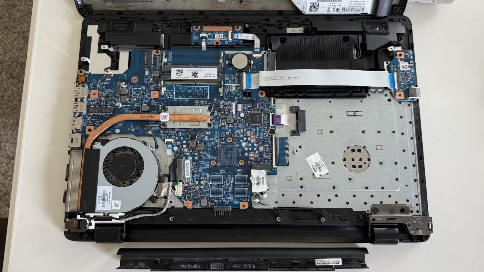 17.3″ HP PAVILION 17-BS049DX INTEL CORE i5-7200U 2.50GHZ No DDR, HHD, Adapter