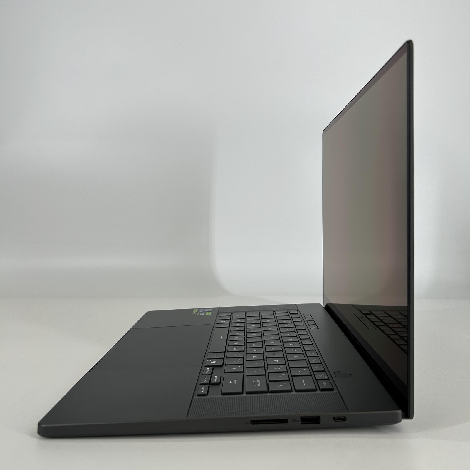 Asus ROG Zephyrus G16 GU605 240Hz QHD+ 2.9GHz Ultra 9 285H 16GB 1TB SSD RTX 5070