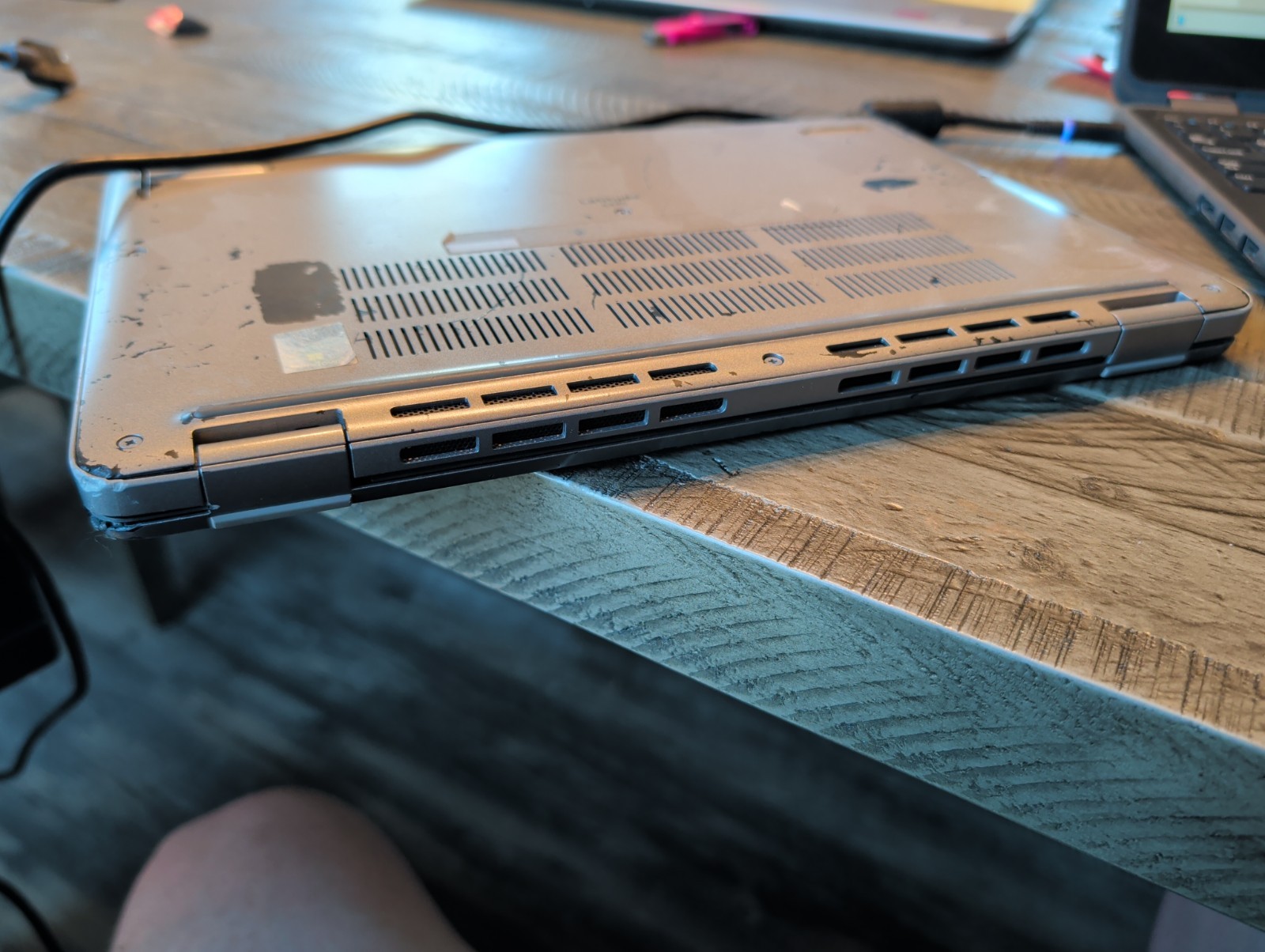 Dell Latitude 5340 13.3″ 13th Gen i5-1335U 8GB DDR5 No SSD. Cracked Screen