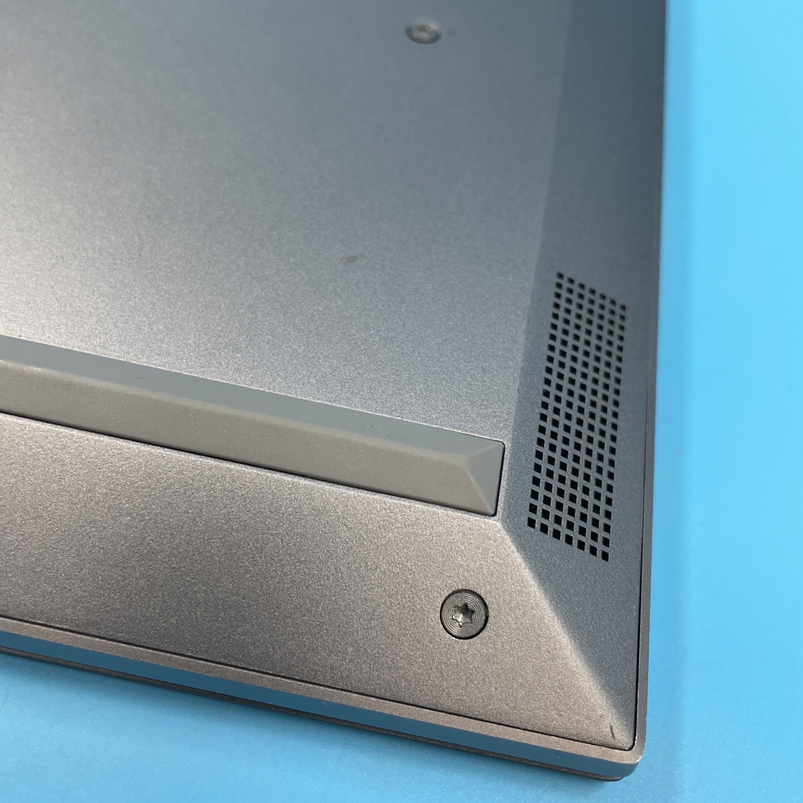 HP ZBook Studio G5 | i7-8850H | 8GB RAM | NO SSD | P1000 | NO OS | 61% BATT