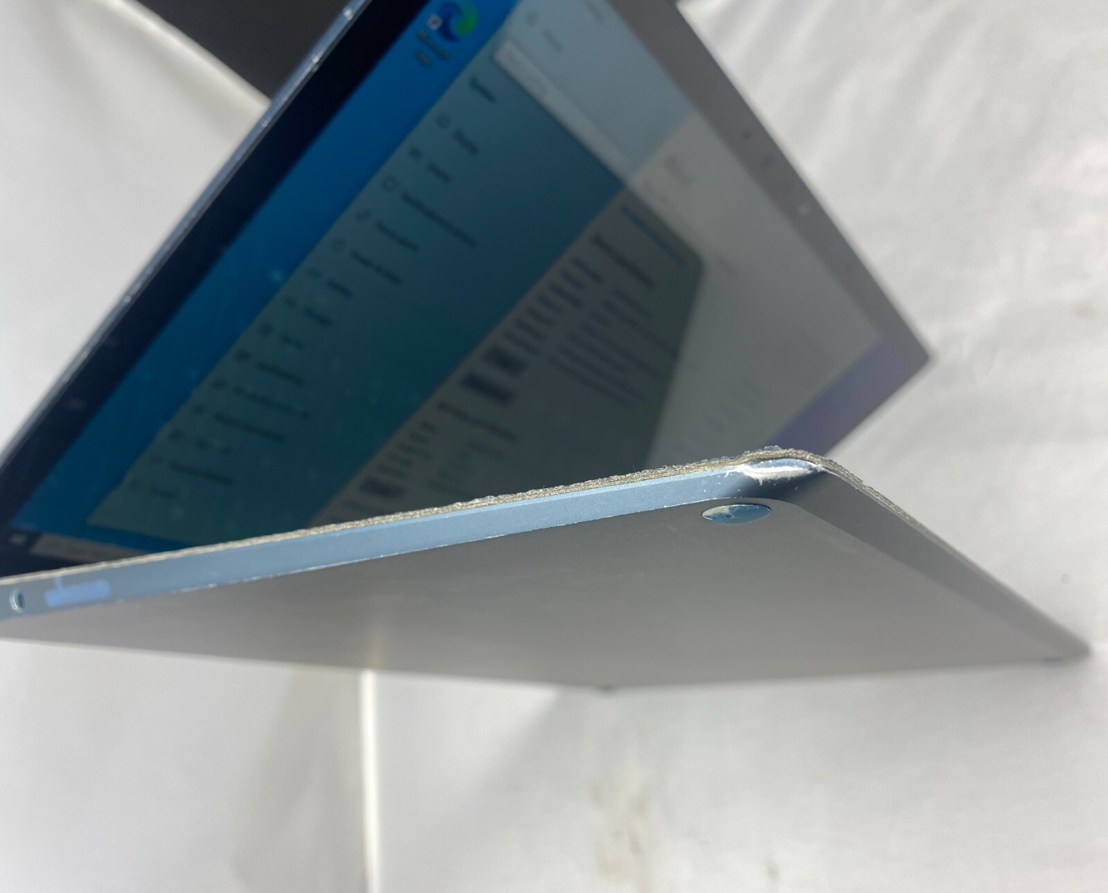Microsoft Surface Laptop 13.5” – Intel Core i5 – 8GB – 256GB – Cobalt Cracked