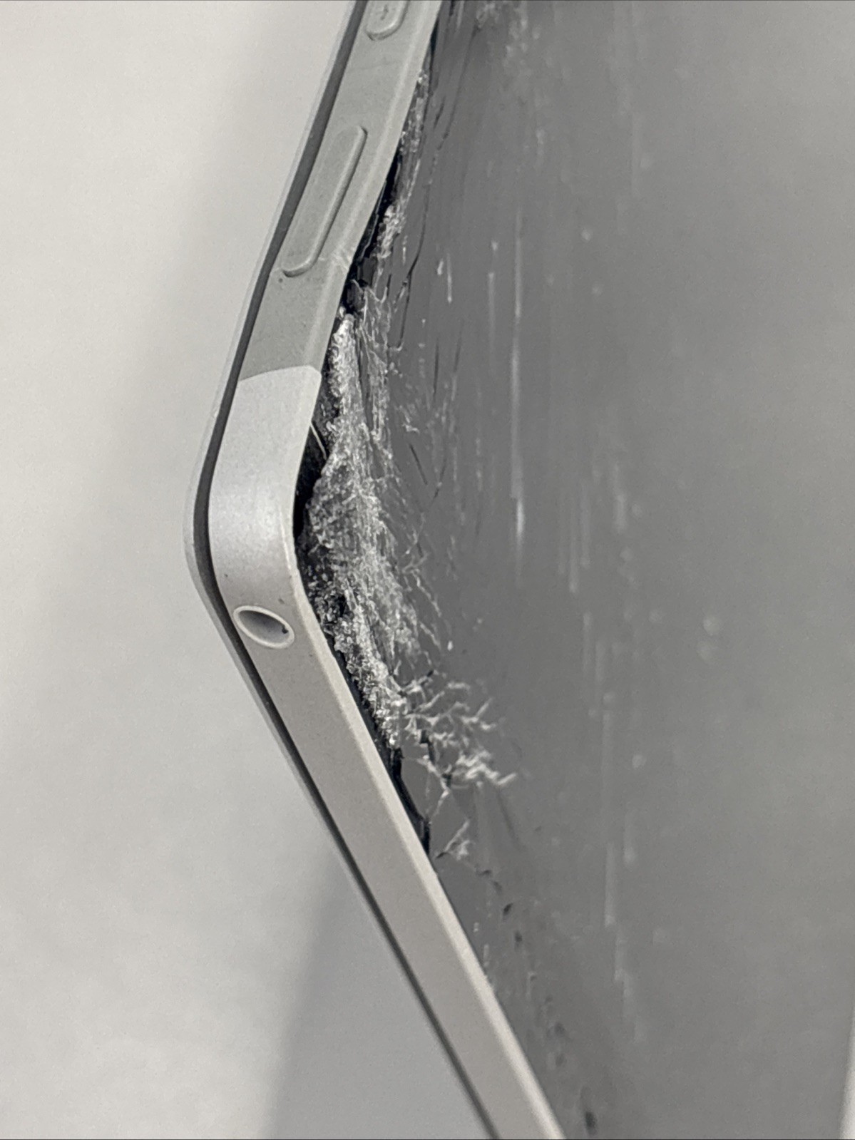 Microsoft Surface Pro 7 12.3″ (128GB, Intel i5-10th, 8GB) – Platinum *Cracked*
