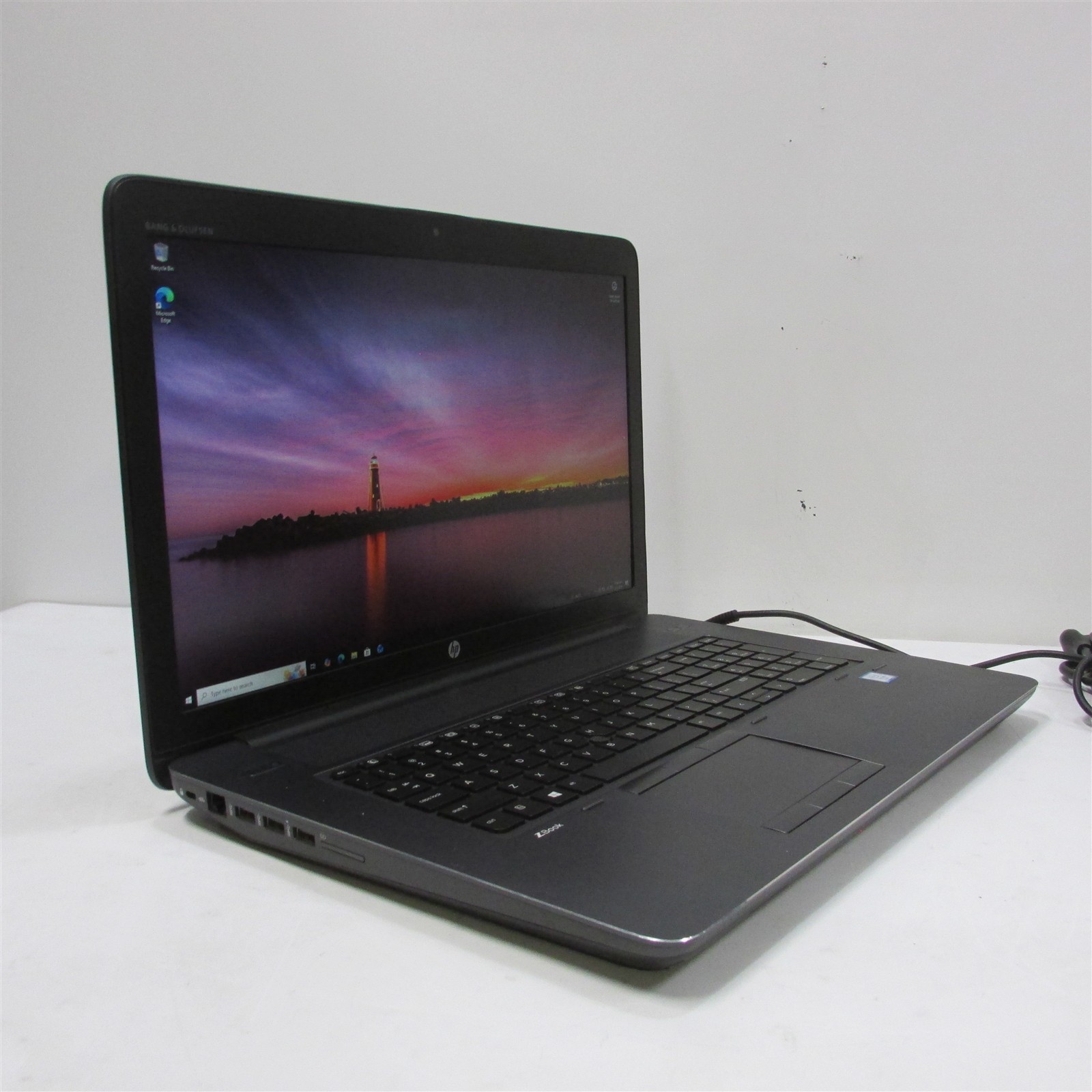 HP ZBook 17 G3 Xeon E3-1535M v5 2.9GHz 32GB RAM 256GB M.2 17″ W10 Pro NO BAT/DMG