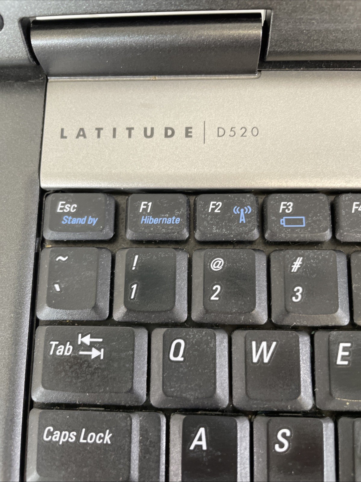 Dell Latitude D520 Retro Gaming Laptop Intel C2D 1.66GHz 1GB RAM 500GB HDD WinXP