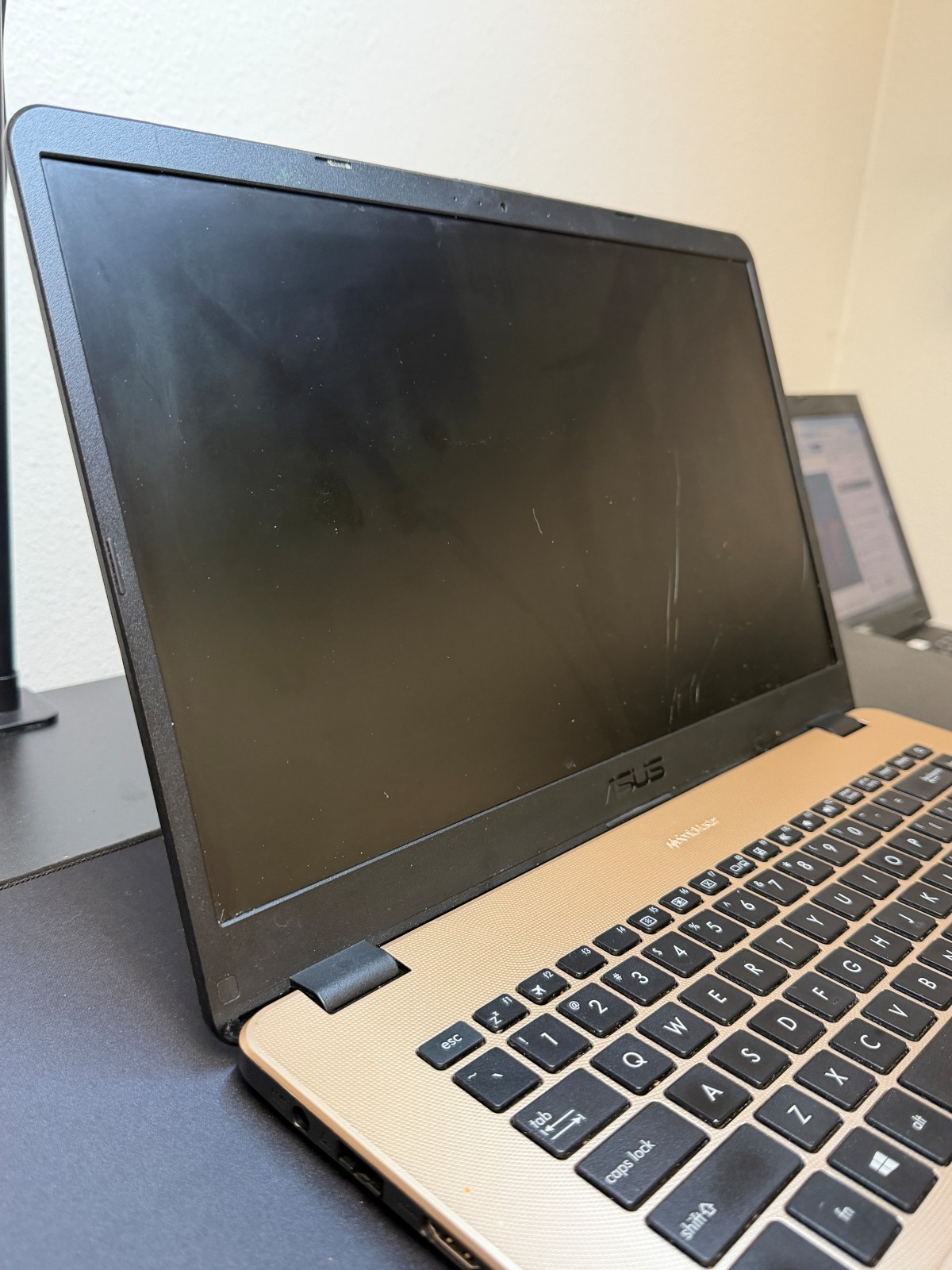 Asus Vivobook 15 X505B 15.6″ AMD A9-9420 RADEON FOR PARTS/REPAIR