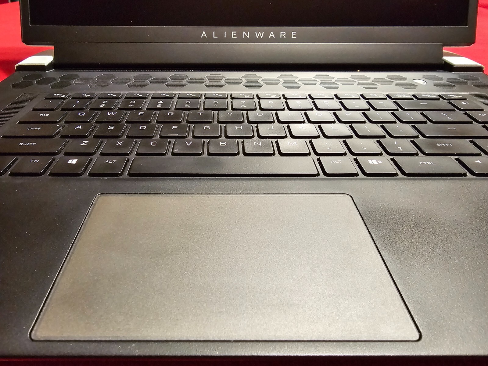 Alienware x17 R1 i9-11980HK 64GB RAM 4TB m2 17.3″ UHD 4K 120Hz RTX 3080