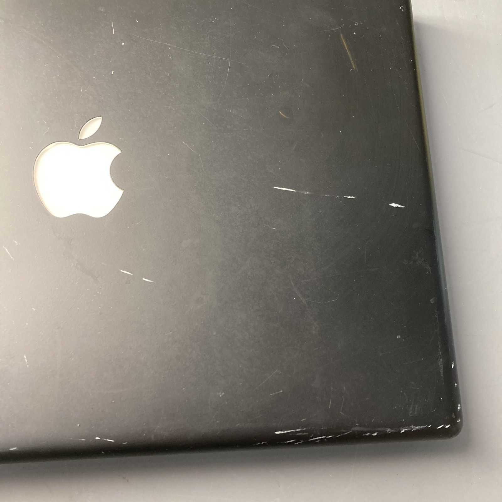 Apple MacBook A1181 13″ Intel Core 2 Duo 2GHz 2GB RAM 160GB HDD Dim Backlight