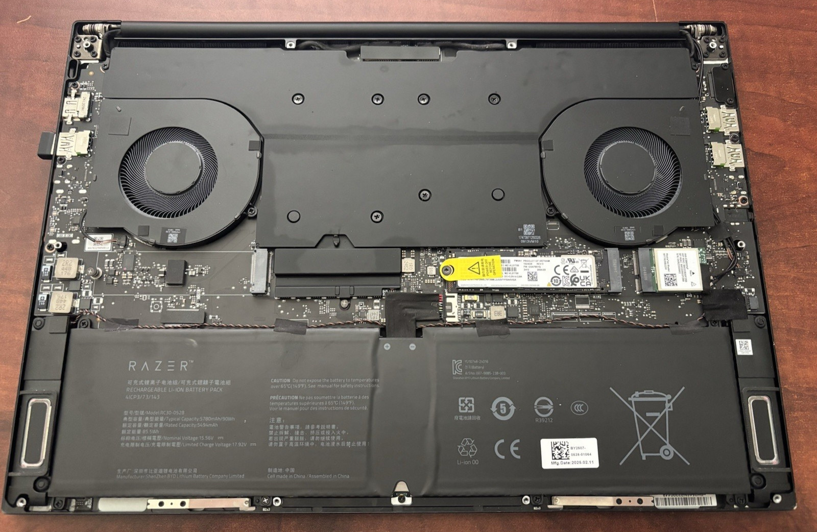 2025 Razer Blade 16:Ryzen AI 9 365-RTX 5070Ti-1TB NVMe-32GB(RZ09-05287EN3)-READ!