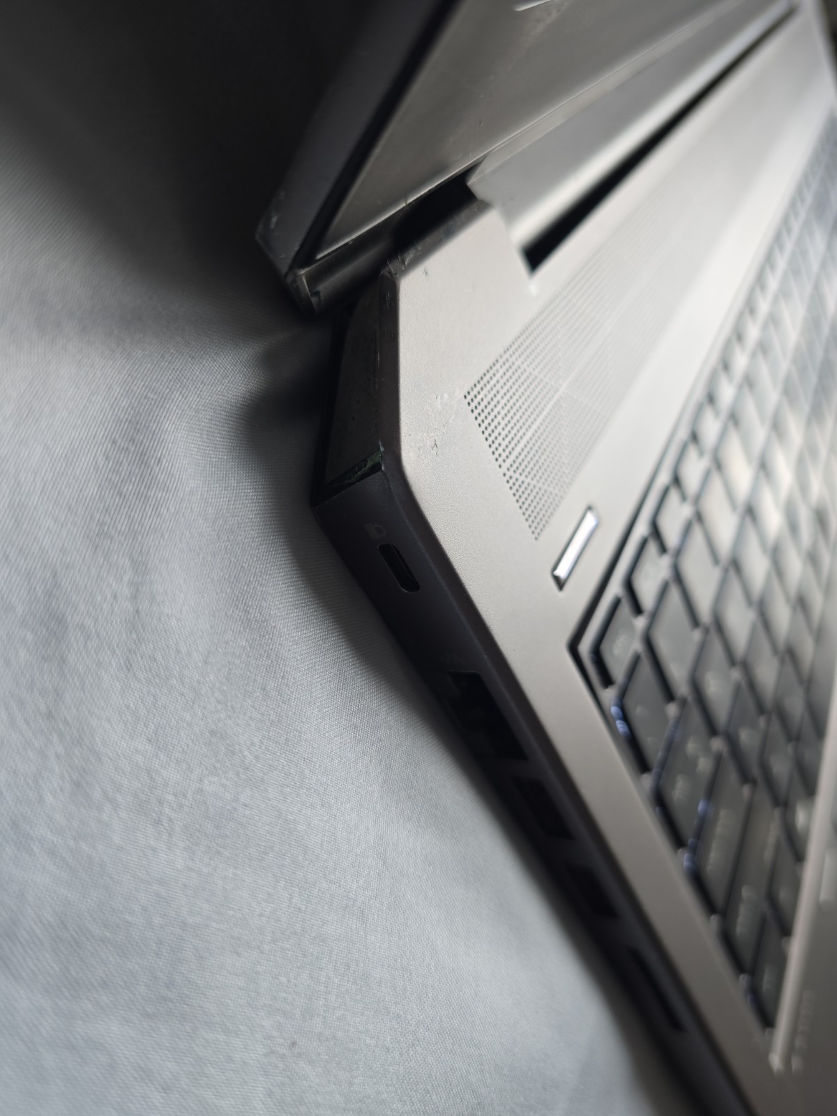 HP ZBook 15 G6 FHD i7-9850H 2.60GHz 32GB 1TB SSD NVIDIA Quadro T1000.
