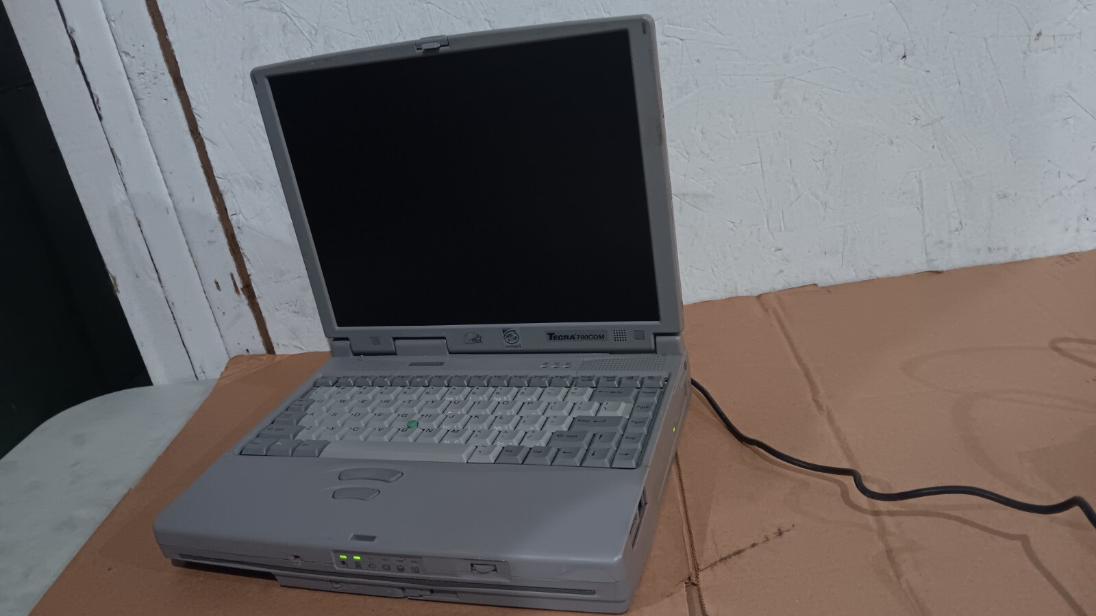 Vintage Retro Toshiba Tecra 780CDM Laptop Intel P2 @ 266 MHz 13.3″ LCD Screen CD