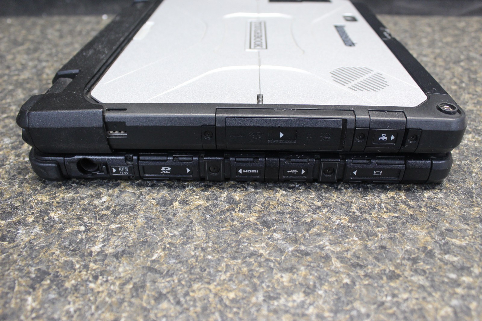 Panasonic Toughbook CF-33 I5-7300U 256GB M.2 -8GB DDR3 Win10Pro-NO PWR Adapt