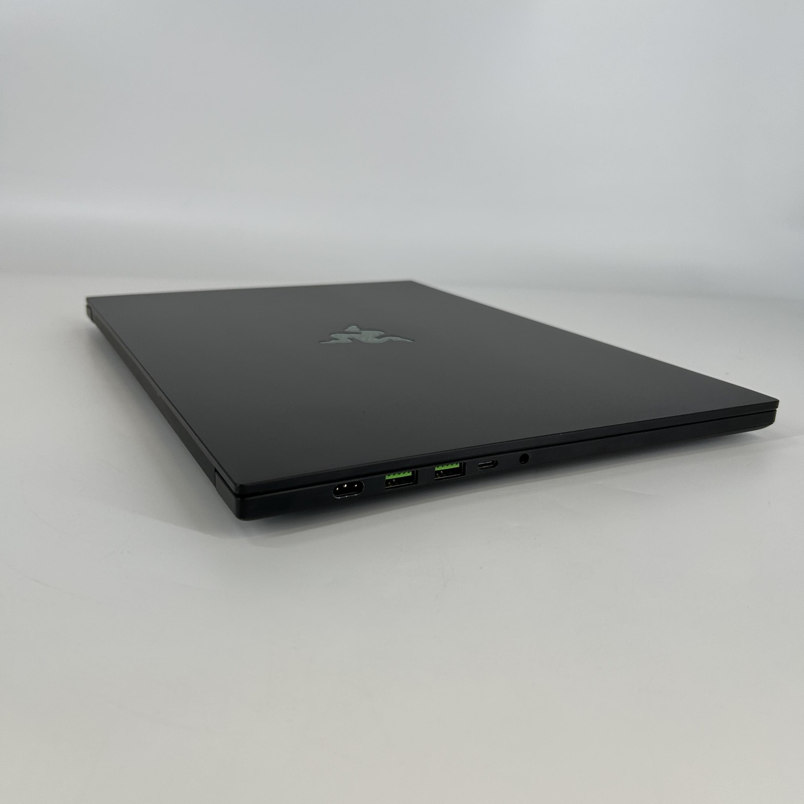 Razer Blade 16 240Hz QHD+ 2025 2.0 GHz Ryzen AI 9 HX 370 32GB 4TB/2TB RTX 5090