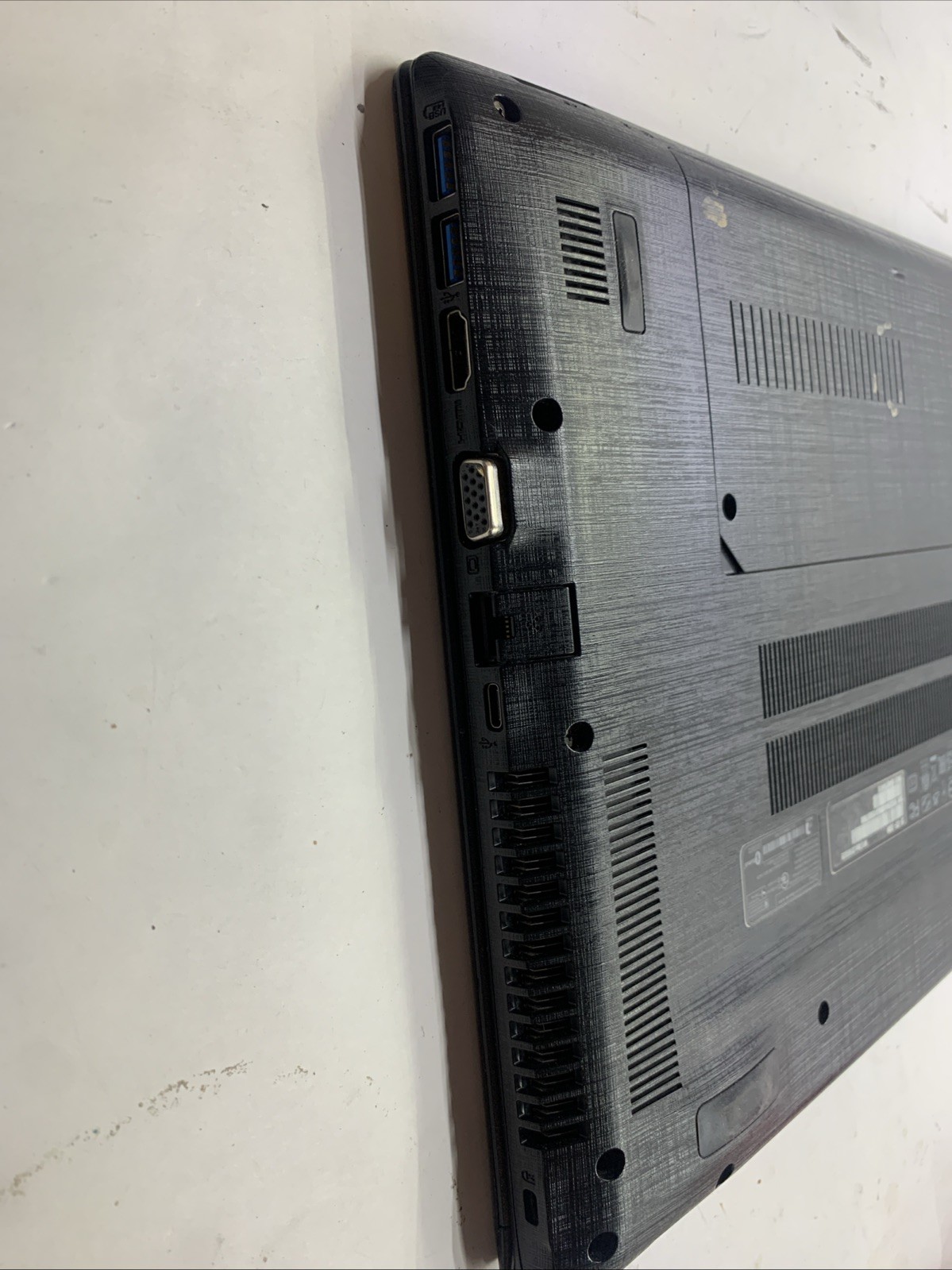 Acer Aspire E 15 E5-575 FHD 15.6″ i3 7th Gen 7100U 4GB RAM 1TB HDD Win11