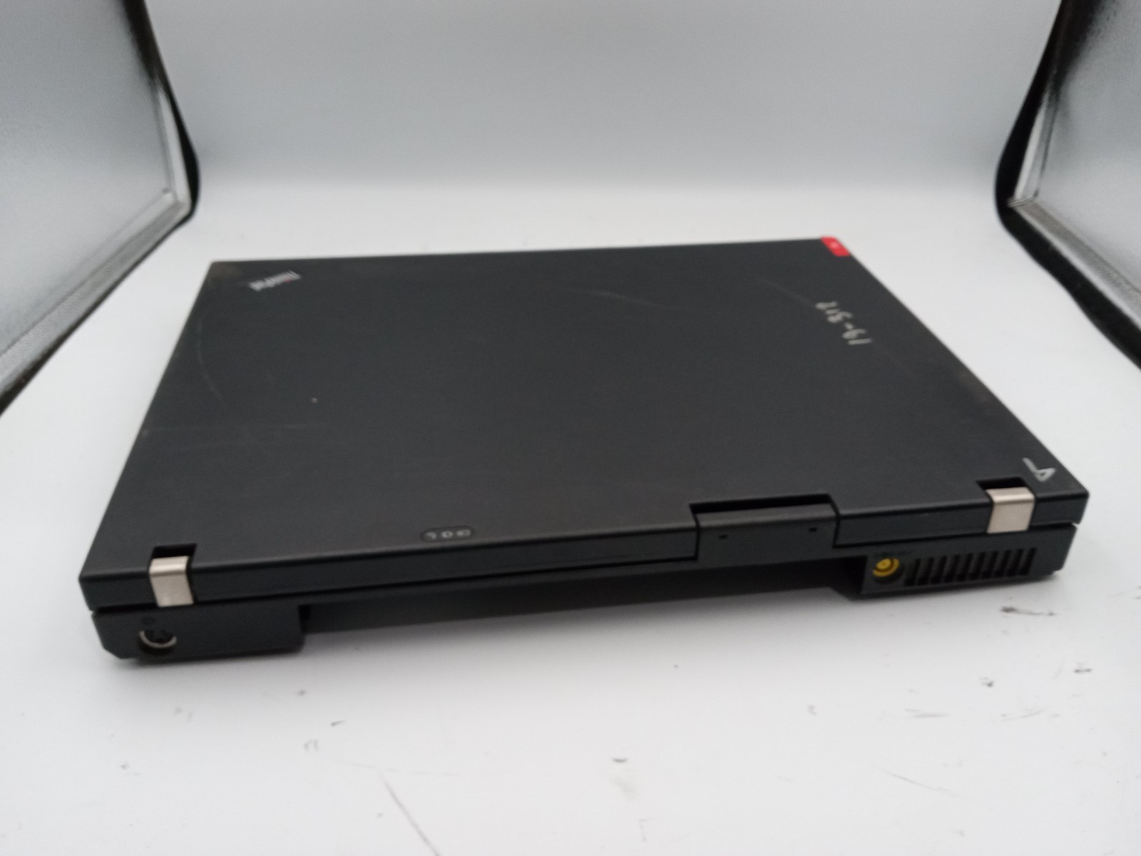 Lenovo Thinkpad R61 15″ Laptop Intel Celeron CPU – POWERS ON – READ -RR